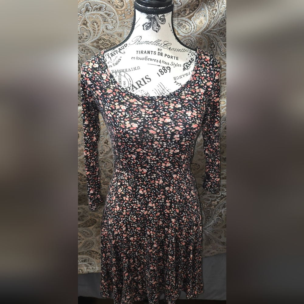 Long sleeve form fitting summer/ spring   floral dress.